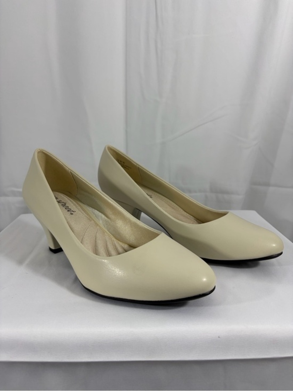 NWT Easy Street Women’s Size 7.5W Classic Cream 2.5 Inch Heel Pumps